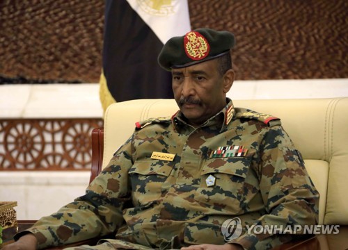 수단 군부 지도자인 압델 파타 부르한 장군