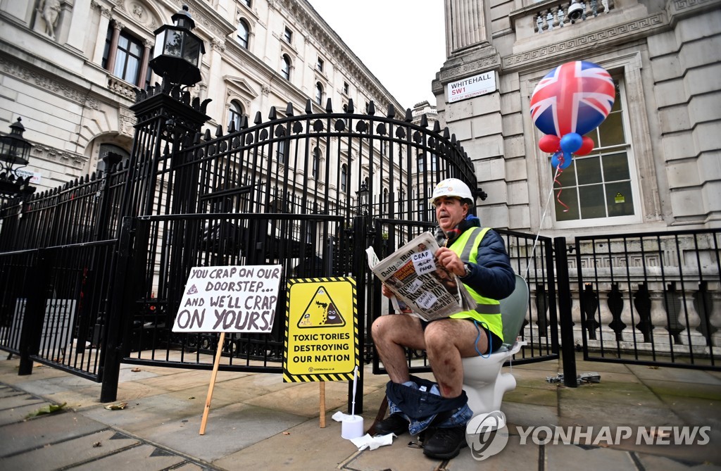 영국 '미처리 하수 방출 반대' 시위