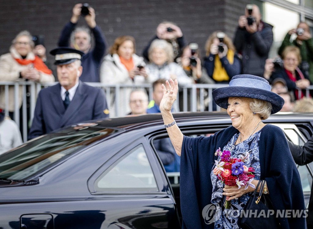 2021년 10월 26일 네덜란드 도르드레흐트에서 베아트릭스 전 여왕이 시민들에게 손을 들어보이고 있다. [EPA 연합뉴스자료사진. 재판매 및 DB 금지]