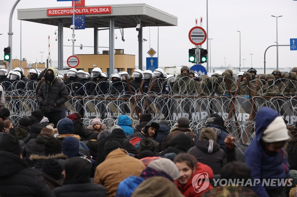 폴란드-벨라루스 국경에 몰려든 난민들