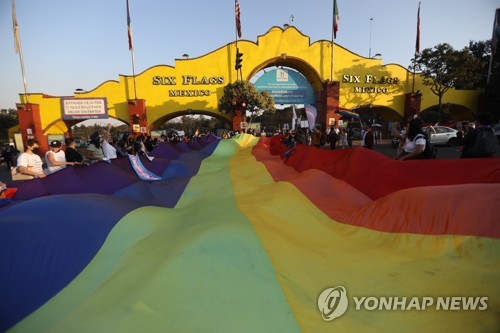 동성 키스 제지한 멕시코 놀이공원, 성난 '키스 시위'에 항복