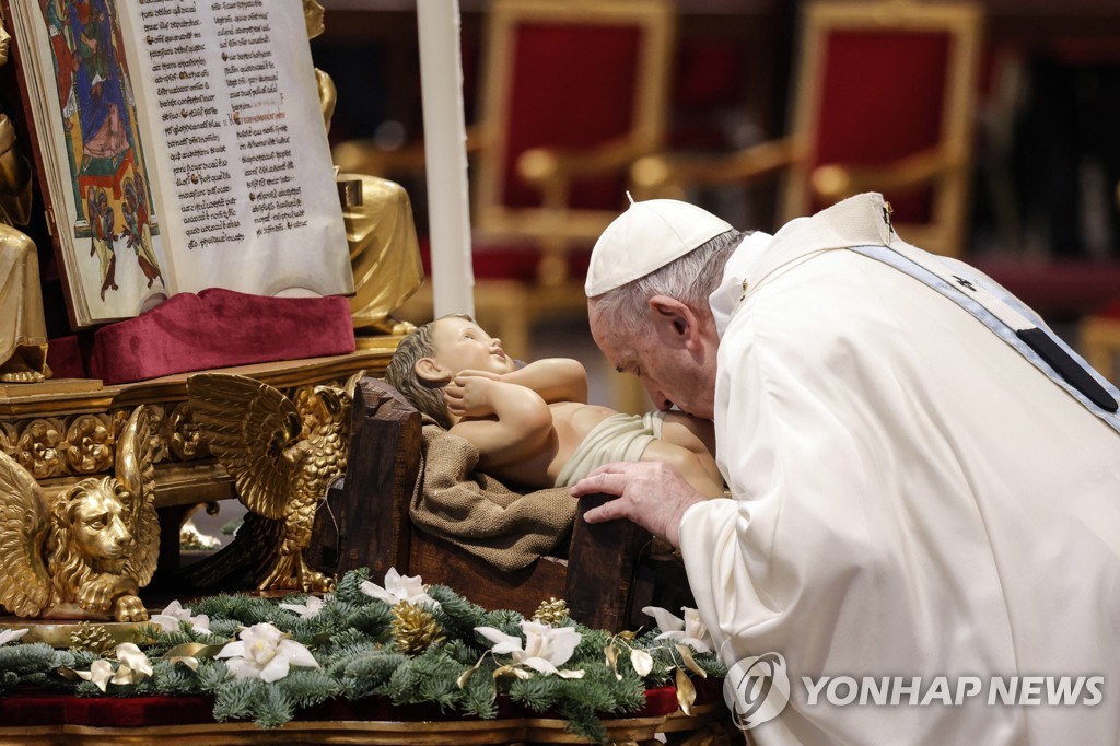 아기 예수에 입맞추는 프란치스코 교황