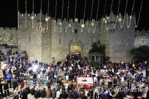 라마단 첫날인 2일 밤 예루살렘 구시가지 북쪽 다마스쿠스 게이트 광장에 나와 시간을 보내는 팔레스타인 주민들.
