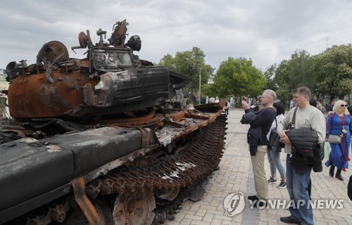 '침략 선봉에서 구경거리로'…키이우 광장에 전시된 러시아 탱크
