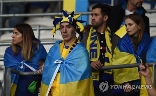 침울해하는 우크라이나 축구팬들