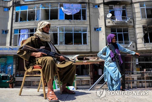 美, '혼란의 철군' 후 아프간 난민 90% 입국 거부