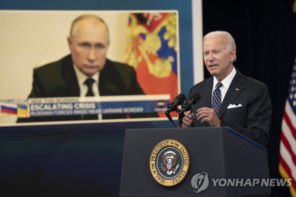 바이든 미국 대통령이 푸틴 러시아 대통령의 모습이 담긴 화면을 뒤로 하고 연설 중이다.