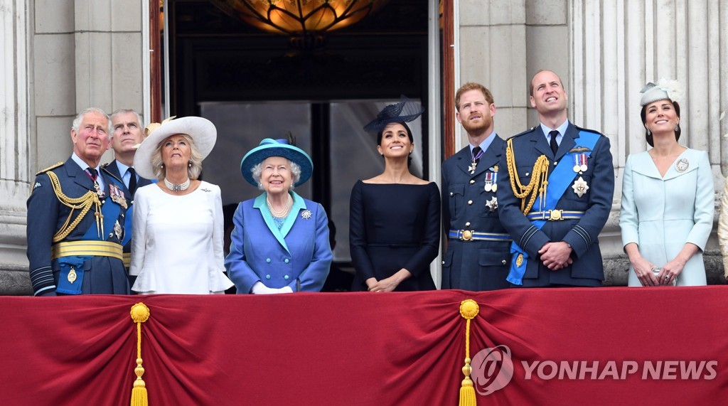 2018년 영국 런던 버킹엄궁에서 열린 한 행사에서 당시 찰스 왕세자(왼쪽부터), 그의 부인 커밀라, 엘리자베스 2세 여왕, 해리 왕자의 부인 메건, 해리 왕자, 윌리엄 왕자, 그의 부인 게이트가 서 있다. [EPA 연합뉴스 자료사진. EPA/STR UK AND IRELAND. 재판매 및 DB 금지]