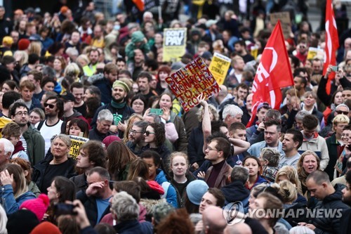 '물가 인상 반대'…인플레이션 항의하는 영국 거리시위대 