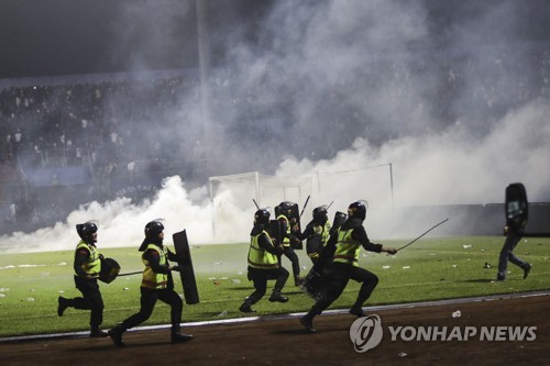 인도네시아 프로리그서 최악 참사…끊이지 않는 축구장 비극