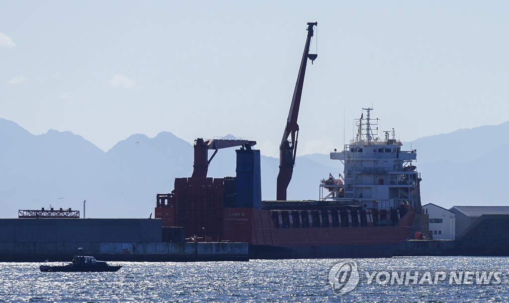 2022년 12월 남아프리카 시몬스타운 해군기지에 정박한 러시아 화물선 '레이디R'