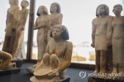 지난 26일 사카라 매장지에서 발견된 고대 이집트 조각상