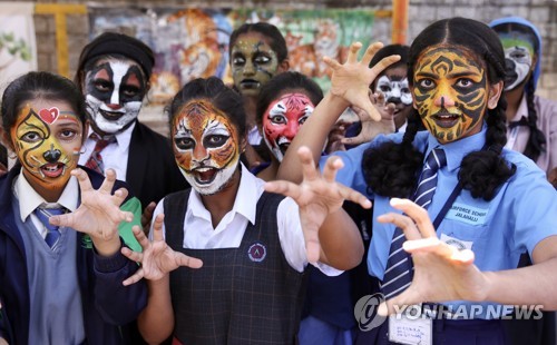 '호랑이 페이스 페인팅'…인도 방갈로 호랑이 보호 캠페인 펼치는 학생들 