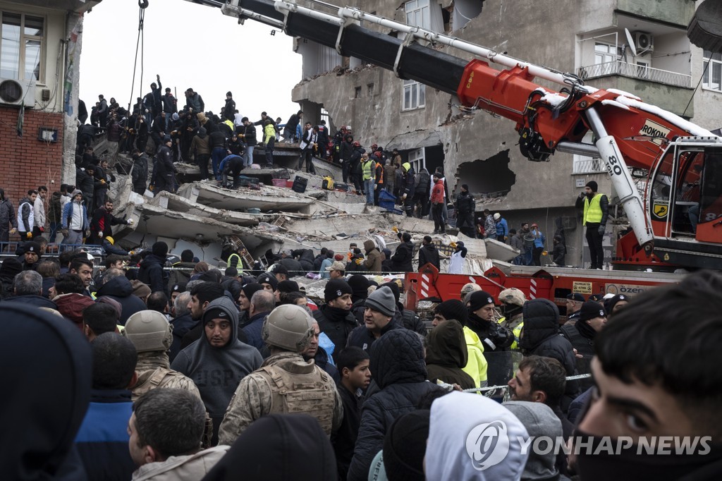 붕괴한 튀르키예 건물서 구조작업 벌이는 구조대원들