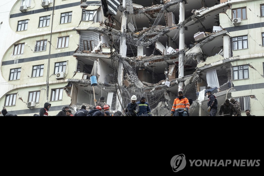 지진으로 무너진 튀르키예 건물