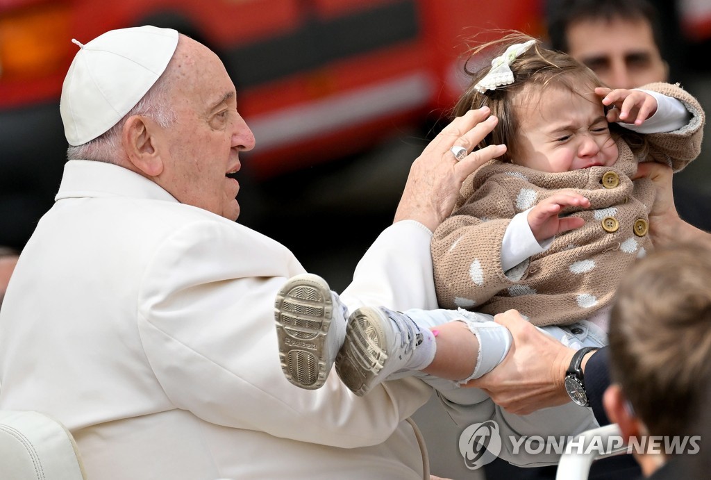 수요일반알현 때 신자들을 맞이하고 있는 프란치스코 교황