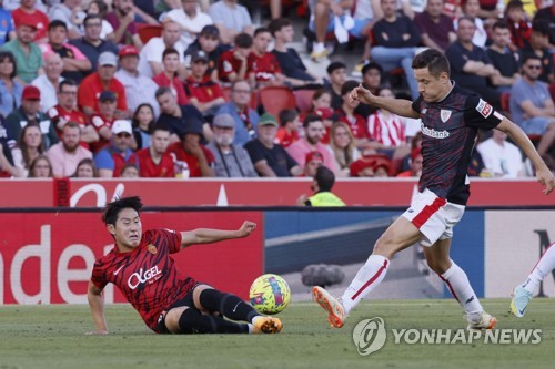 In this EPA photo, Lee Kang-in of RCD Mallorca (L) battles Ander Herrera of Athletic Club for the ball during the clubs' La Liga match at Estadi Mallorca Son Moix in Palma de Mallorca, Spain, on May 1, 2023. (Yonhap)