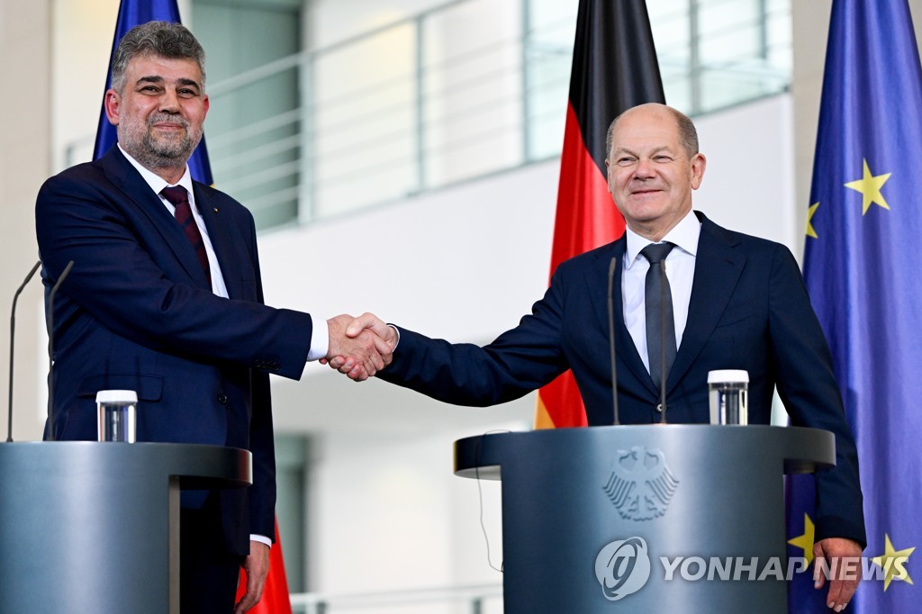 루마니아 치올라쿠 총리(왼쪽)와 독일 숄츠 총리가 기자회견을 하고 있다. [EPA=연합뉴스]