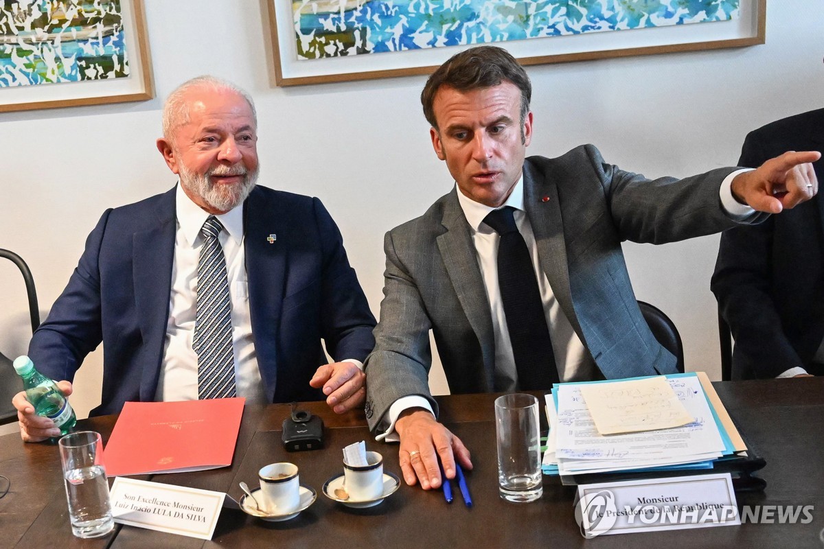 룰라 브라질 대통령(좌)과 마크롱 프랑스 대통령(우)