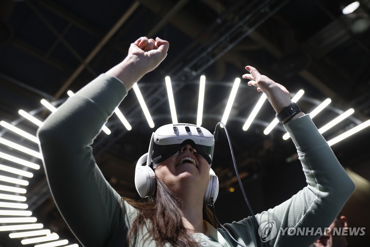 VR 고글을 쓰고 가상현실을 경험하는 한 여성 ※본 기사와는 무관함