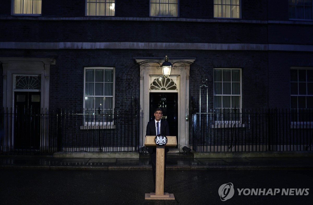 1일 다우닝가 10번지 앞에서 발언하고 있는 수낵 총리 / EPA 연합뉴스