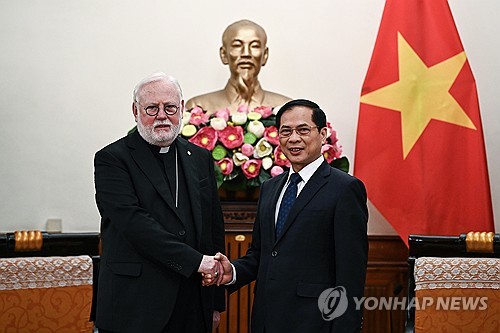 베트남 방문한 폴 갤러거 교황청 외무장관(왼쪽)