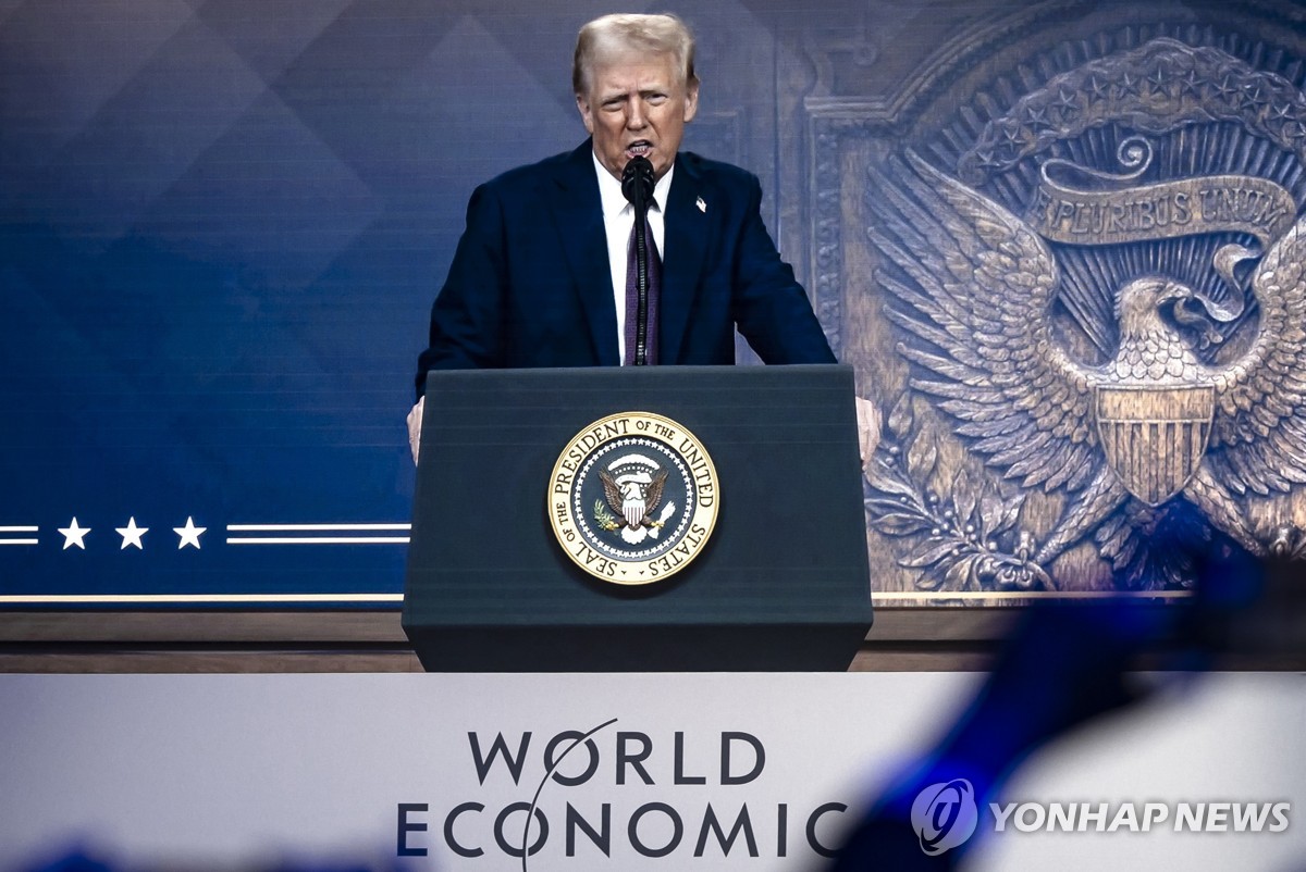 El presidente de Estados Unidos, Donald Trump, aparece en una pantalla mientras se dirige a través de una conexión remota a una sesión plenaria en el Salón del Congreso durante la 55ª reunión anual del Foro Económico Mundial en Davos, Suiza, el 23 de enero de 2025, en esta fotografía publicada por la EPA. (Yonhap)