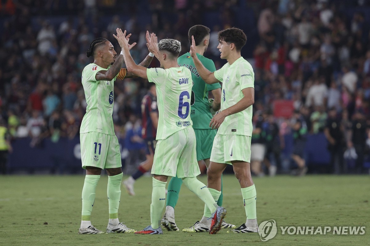 역전승을 기뻐하는 바르셀로나 선수들