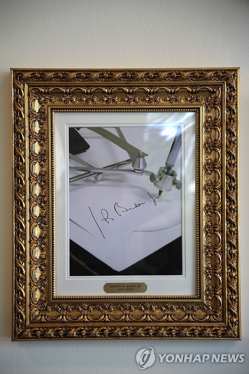 트럼프 미국 대통령이 백악관에 전시한 바이든 전 대통령의 오토펜 사진