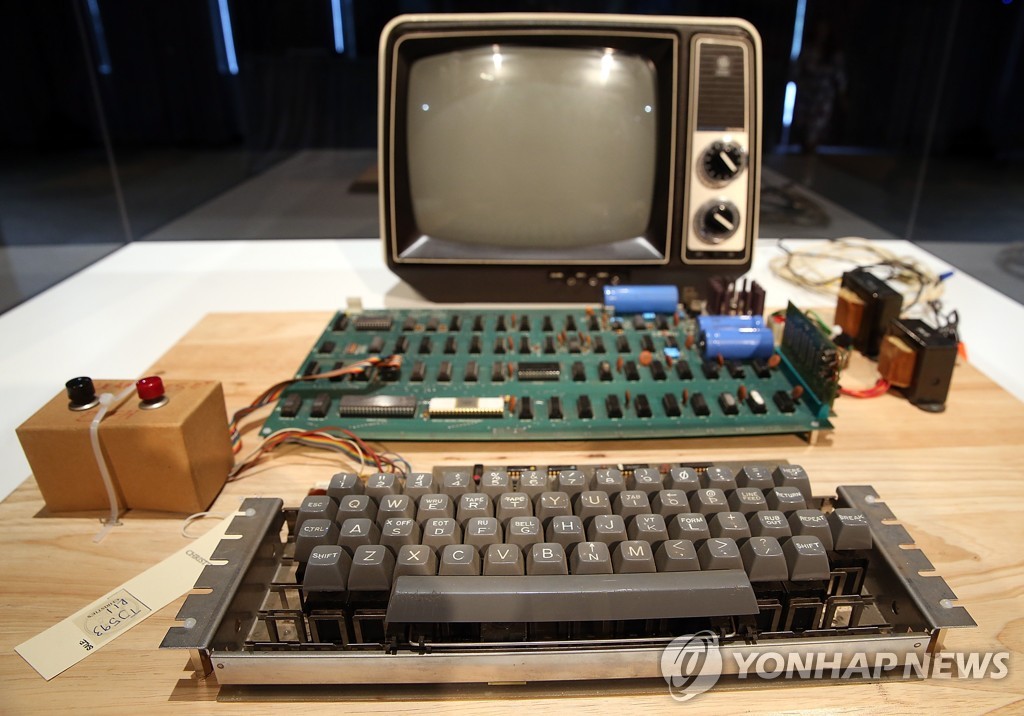 1976년 스티브 잡스와 스티브 워즈니악이 제작한 첫 작품인 애플1 컴퓨터. [AFP=연합뉴스자료사진, 재판매 및 DB 금지]