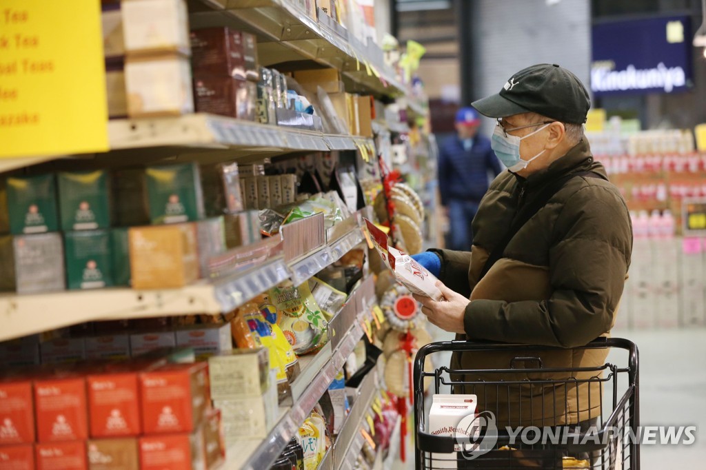 미국 워싱턴주 시애틀의 한 아시아 식료품점에서 장을 보는 소비자 모습