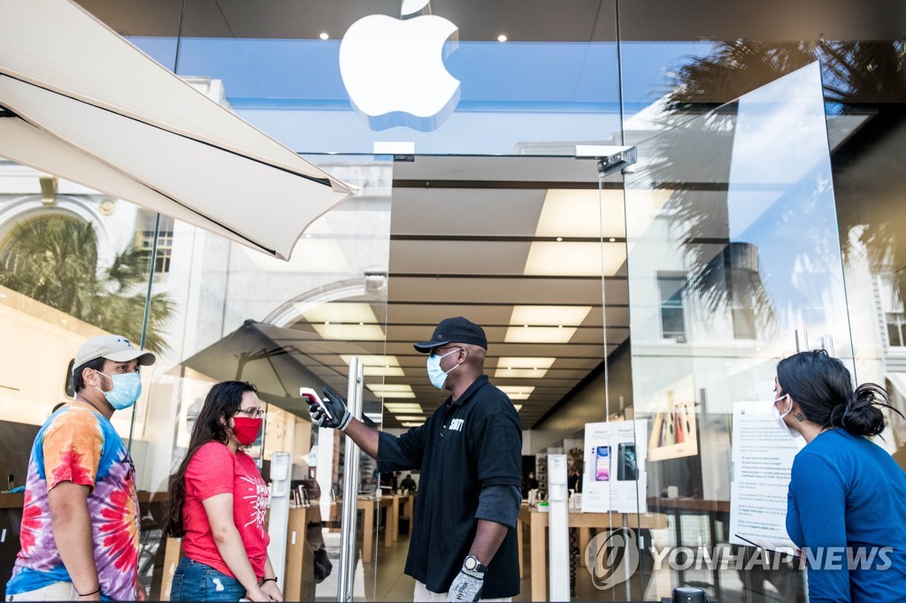 5월 미국 사우스캐롤라이나주의 애플 매장 밖에서 고객들 온도 재는 보안요원