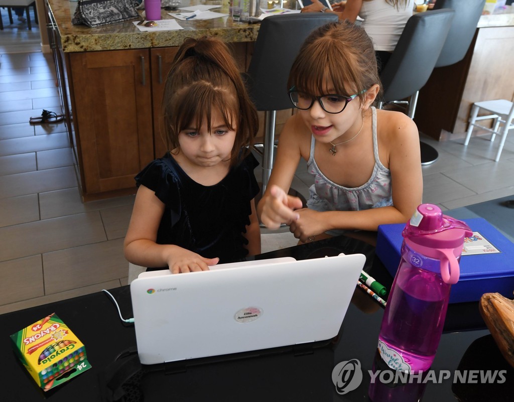 집에서 온라인 수업을 듣는 미국 라스베이거스 초등학생들