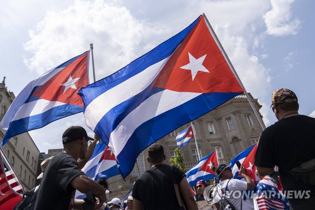 지난달 미국 워싱턴의 쿠바 대사관 앞에서 열린 쿠바 국민 지지 시위