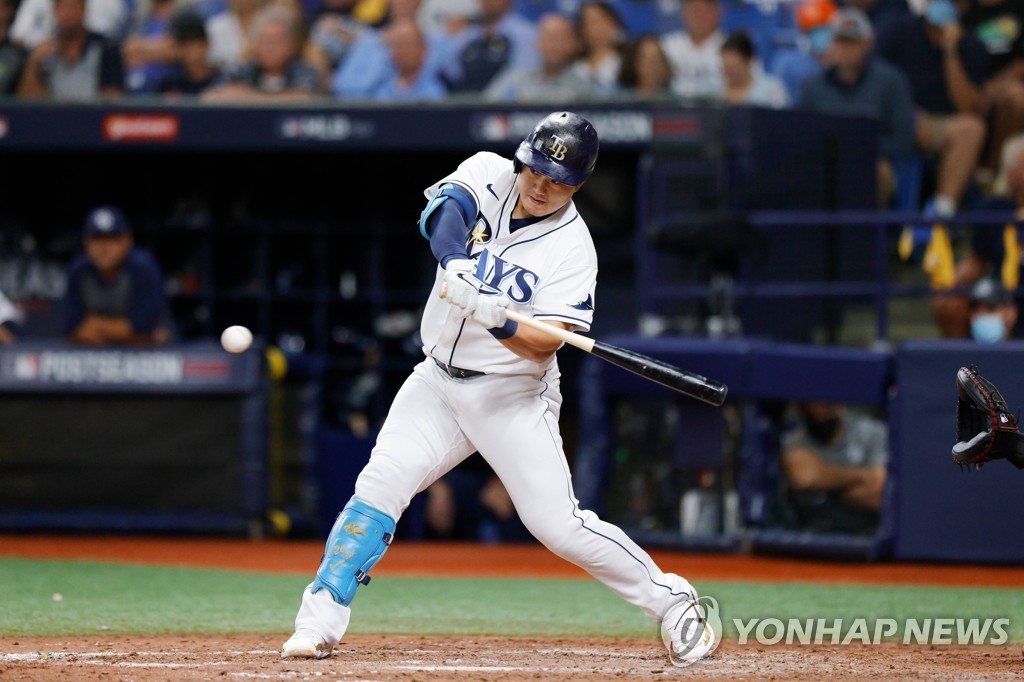 In this Getty Images file photo from Oct. 8, 2021, Choi Ji-man of the Tampa Bay Rays hits a solo home run against the Boston Red Sox in the bottom of the sixth inning of Game 2 of the American League Division Series at Tropicana Field in St. Petersburg, Florida. (Yonhap)