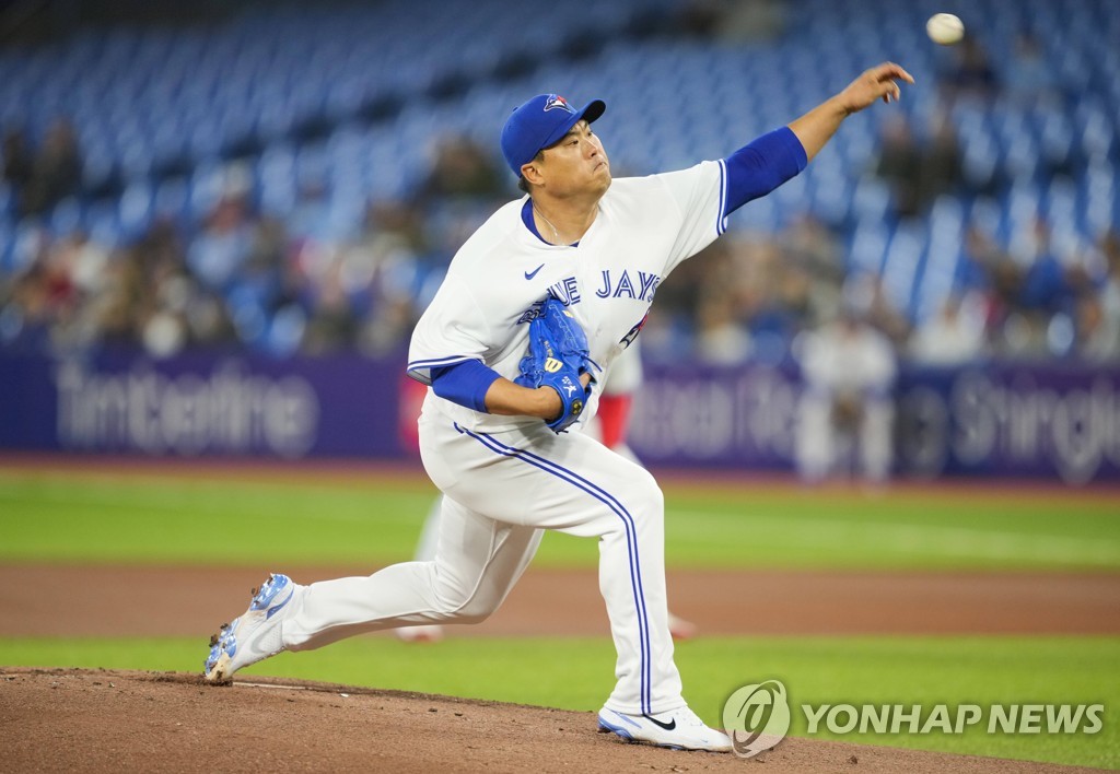 In this Getty Images photo, Toronto Blue Jays' starter Ryu Hyun-jin pitches against the Oakland Athletics during the top of the first inning of a Major League Baseball regular season game at Rogers Centre in Toronto on April 16, 2022. (Yonhap)
