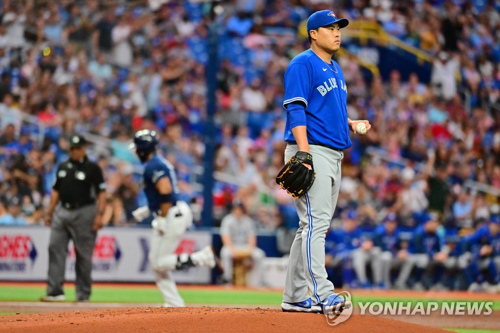 In this Getty Images photo, Ryu Hyun-jin of the Toronto Blue Jays (R) reacts to a home run by Yandy Diaz of the Tampa Bay Rays during the bottom of the first inning of a Major League Baseball regular season game at Tropicana Field in St. Petersburg, Florida, on May 14, 2022. (Yonhap)