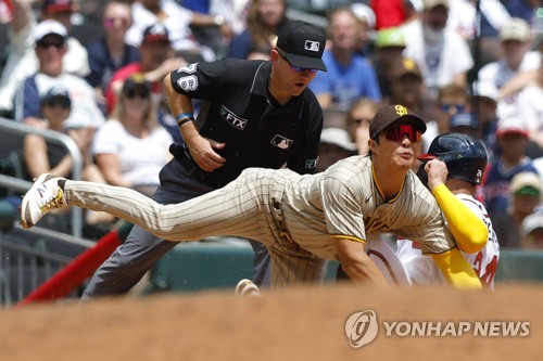 Ha-Seong Kim of the San Diego Padres celebrates with Fernando Tatis News  Photo - Getty Images