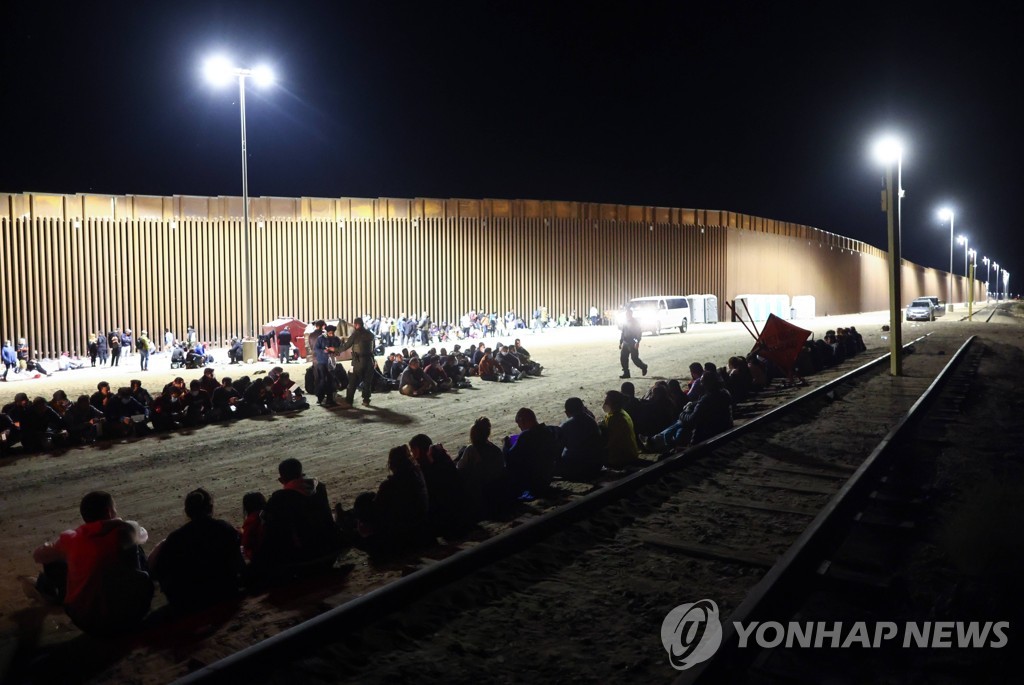 미·멕시코 국경을 넘은 후 미 국경순찰대의 처분을 기다리는 이민자들