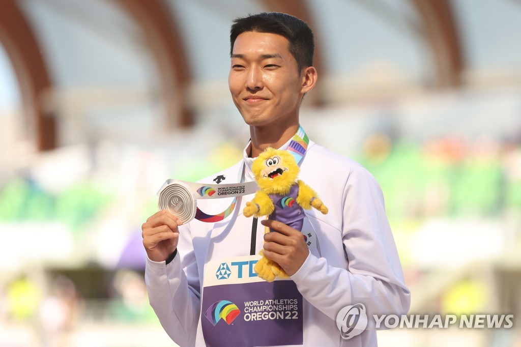 In this Getty Images photo, Woo Sang-hyeok of South Korea poses with his silver medal during the medal ceremony for the men's high jump at the World Athletics Championships at Hayward Field in Eugene, Oregon, on July 19, 2022. (Yonhap)