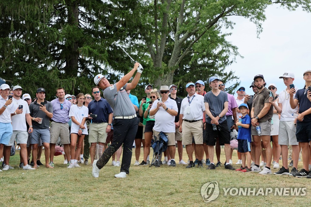 In this Getty Images photo, Im Sung-jae of South Korea plays a shot on the fifth hole during the final round of the BMW Championship at Wilmington Country Club in Wilmington, Delaware, on Aug. 21, 2022. (Yonhap)