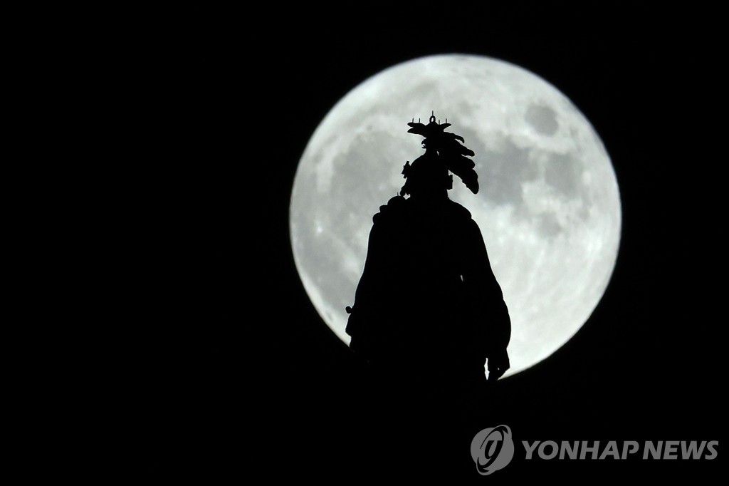 밤하늘 장식한 사냥꾼의 달…세계 곳곳서 떠올라 | 연합뉴스