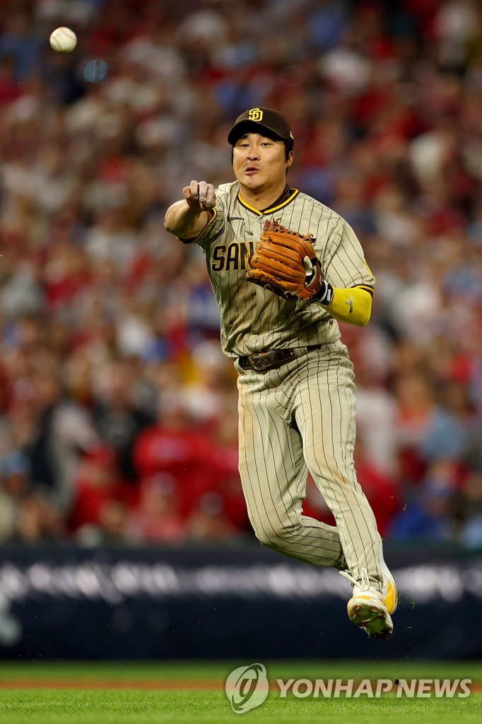 In this Getty Images file photo from Oct. 22, 2022, San Diego Padres shortstop Kim Ha-seong makes a throw to first base during the bottom of the first inning of Game 4 of the National League Championship Series against the Philadelphia Phillies at Citizens Bank Park in Philadelphia. (Yonhap)