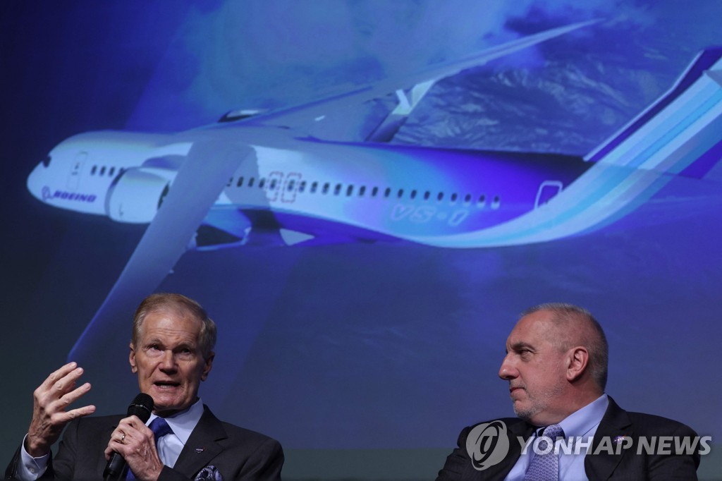친환경 여객기 개발 관련 기자회견에서 발언 중인 미국 항공우주국(NASA) 빌 넬슨 국장(좌)
