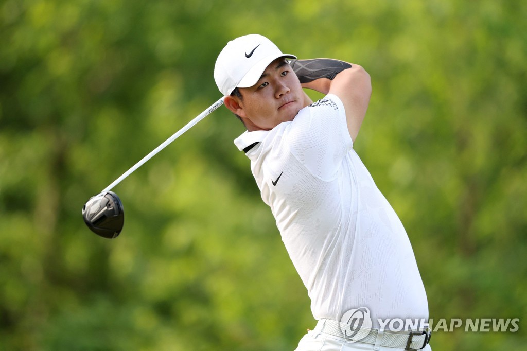 Getty Images의 이 사진에서 한국의 김주형이 2023년 5월 19일 뉴욕주 피츠포드의 오크힐 컨트리클럽에서 열린 PGA 챔피언십 이스턴 코스 2라운드 4번 홀에서 티샷을 하고 있다.)