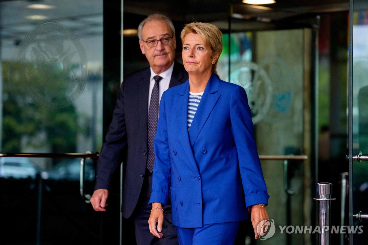 미국 국무부 방문하고 빈손으로 나오는 카린 켈러주터 스위스 대통령(오른쪽)과 기 파르믈랭 경제장관