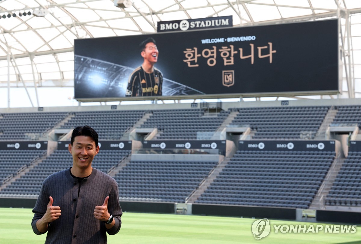 7일(한국시간) BMO 스타디움에서 열린 기자회견 뒤 그라운드에서 포즈 취하는 손흥민
