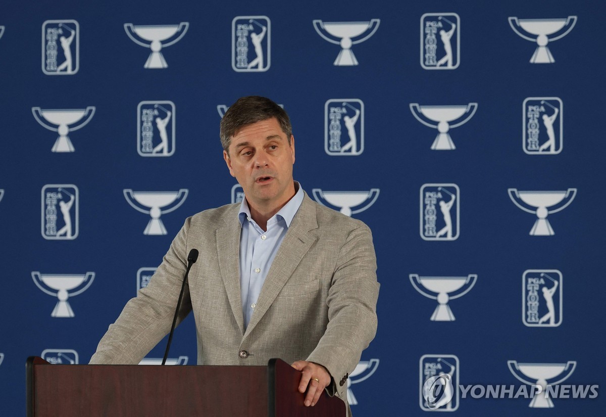 기자회견에서 답변하는 롤랩 PGA 투어 최고경영자