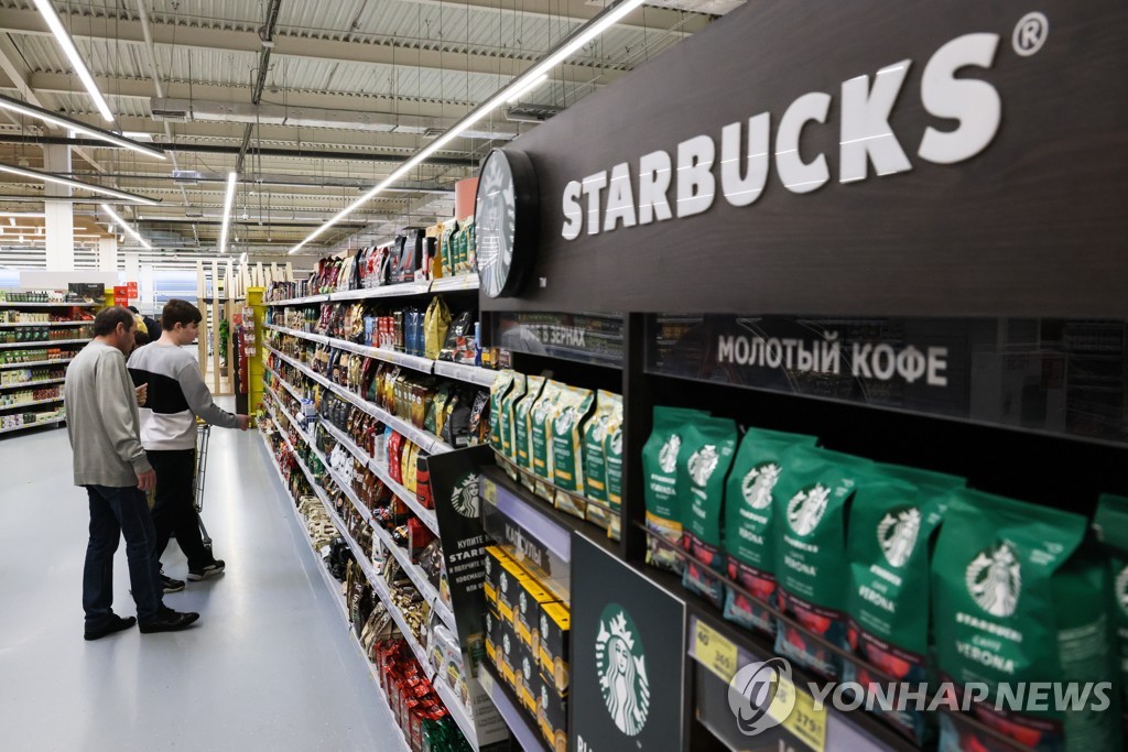 러시아 소치의 한 상점에 진열된 스타벅스 커피 제품