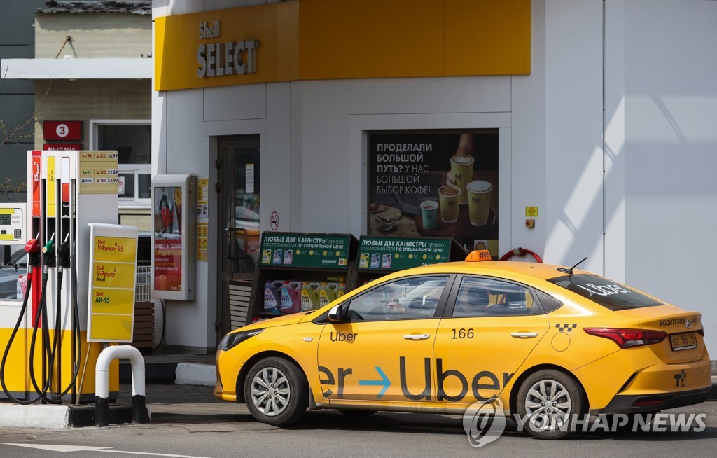 러시아 모스크바에서 주유하는 택시